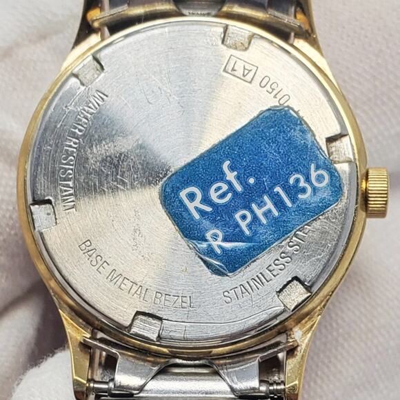 Disney X Lorus Mickey Mouse Gold-Tone Analog Watch - Rare Left-Facing Mickey! - Picture 8 of 13